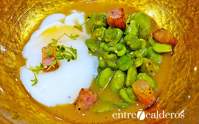 Huevo a baja temperatura, habitas baby, caldo de jamón ibérico y guanciale./ M. Expósito