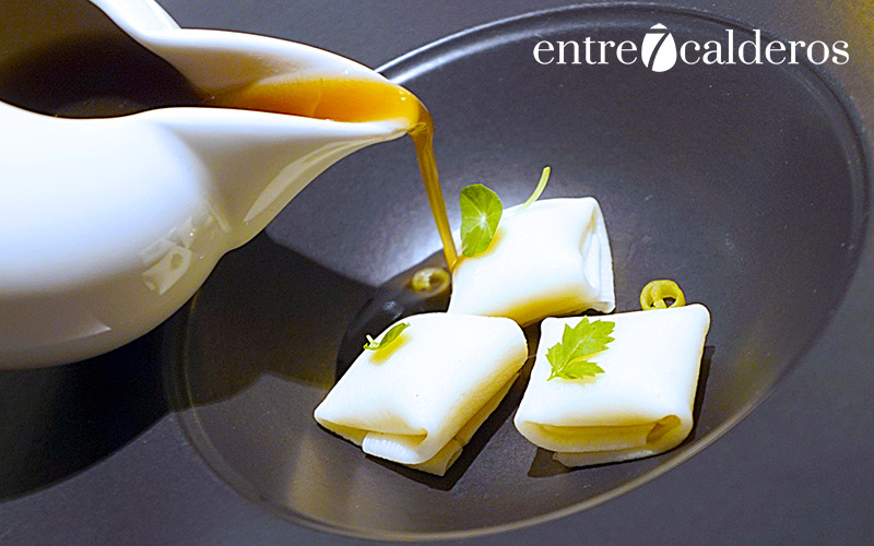 Raviolis de queso de bodega de Montesdeoca y caldo de lentejas./ M. Expósito