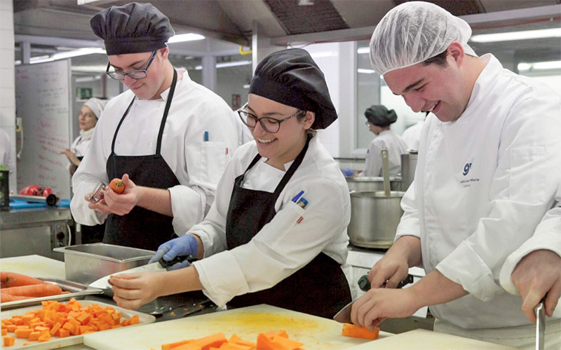 El Hotel Escuela Santa Cruz forma a 22 alumnos belgas en prácticas de cocina