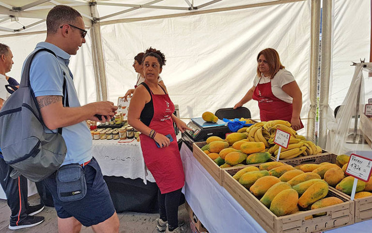 El Mercado del Agricultor en el núcleo turístico de Los Cristianos