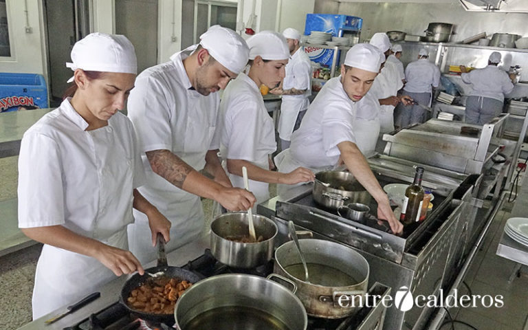 Alumnos de cocina en practicas./ Manuel Expósito
