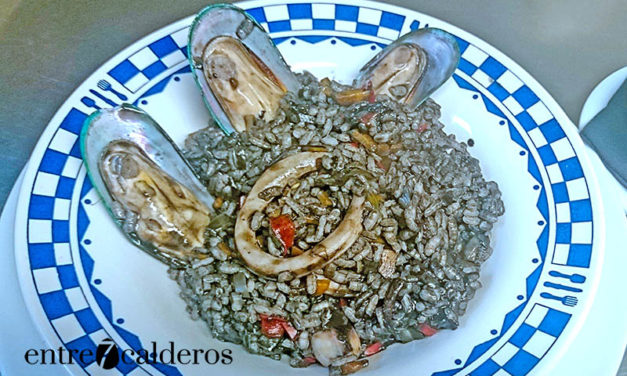 Arroz negro con calamares canarios, un clásico