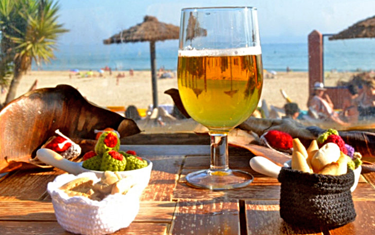 Cerveza, tapas y playa: el verano ideal para los españoles