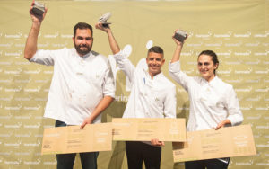 Pódium del 3º Campeonato de Canarias de Pastelería 2018. De izquierda a derecha: Pablo Fernández Del Castillo Hurtado (tercer clasificado), Juan Carlos Moraes (campeón) y Laura Suárez (subcampeona)