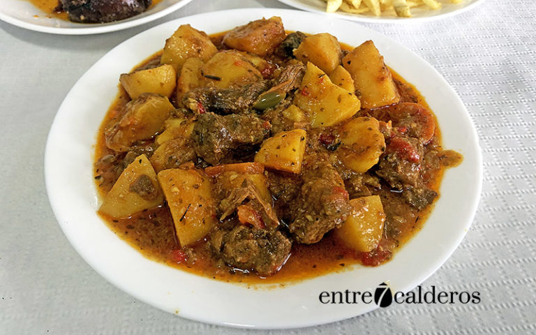 Carne con papas, Restaurante Casa Juan, Candelaria. Manuel Expósito. entre 7 calderos