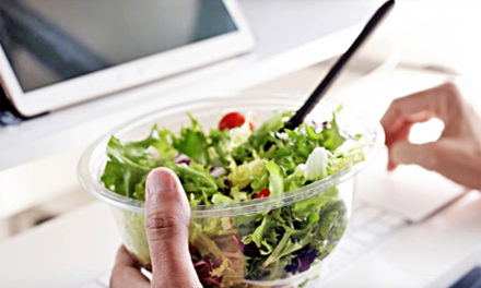 No todas las ensaladas envasadas son igual de saludables, según OCU