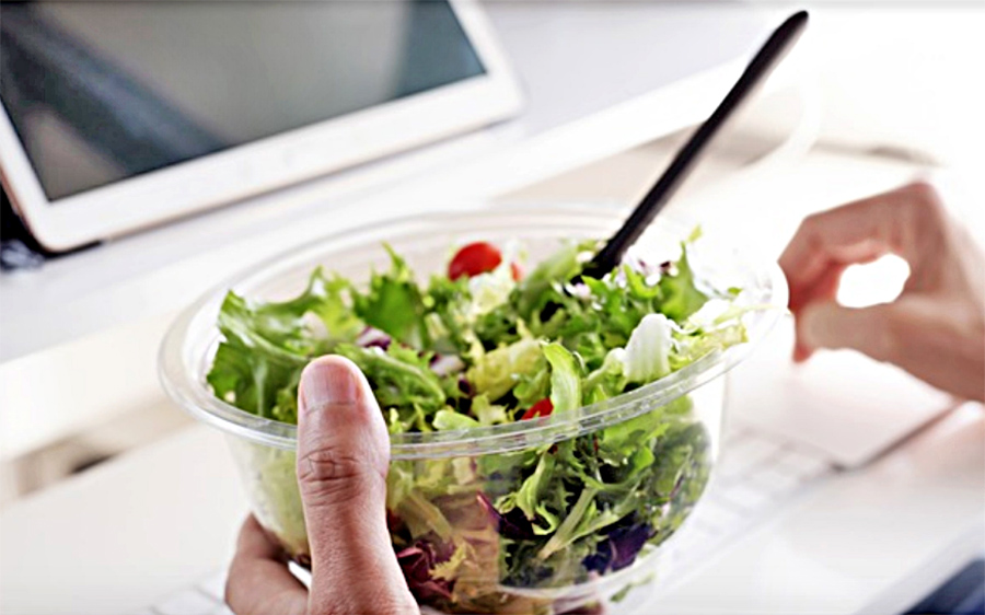 No todas las ensaladas envasadas son igual de saludables, según OCU