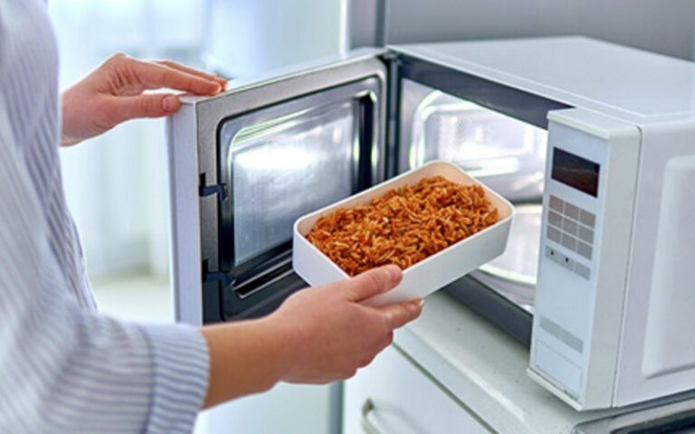 La mayoría de los consumidores usa mal los envases alimentarios, advierte OCU