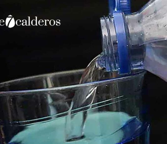 Mantener una correcta hidratación durante el verano ayuda a regular la temperatura corporal, favorece el funcionamiento del organismo y reduce el riesgo de deshidratación, especialmente en niños y personas mayores. | © Manuel Expósito. | entre7calderos.com