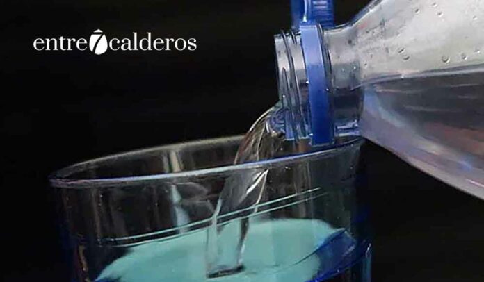 Mantener una correcta hidratación durante el verano ayuda a regular la temperatura corporal, favorece el funcionamiento del organismo y reduce el riesgo de deshidratación, especialmente en niños y personas mayores. | © Manuel Expósito. | entre7calderos.com