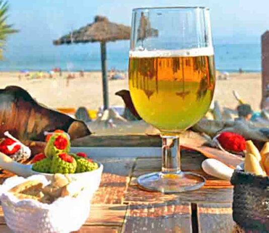 Cerveza, tapas y playa: un clásico del verano que sigue conquistando a los españoles