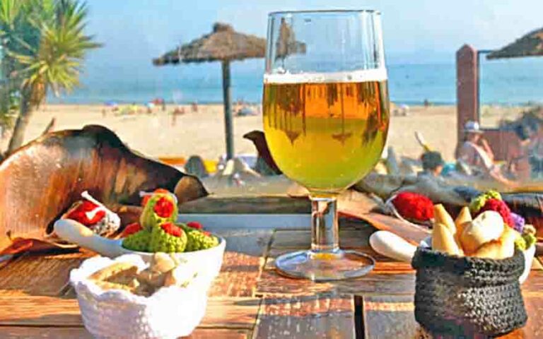 Cerveza, tapas y playa: un clásico del verano que sigue conquistando a los españoles